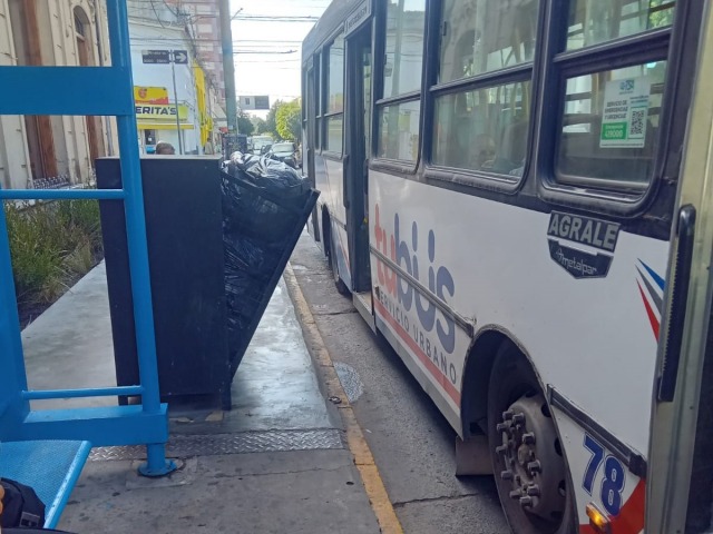 Piden reubicar un cesto de basura que obstruye parada de colectivos